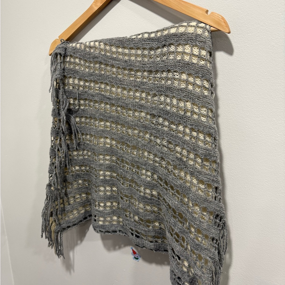 Gorgeous Two tone Gray and Cream Knit Scarf